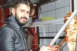 Emrah'tan Bursa'da d&ouml;nercilik yapmaya başlayan oğluna mesaj