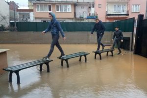 Bursa'da g&ouml;le d&ouml;nen okul bah&ccedil;esine banklardan ilkel k&ouml;pr&uuml;