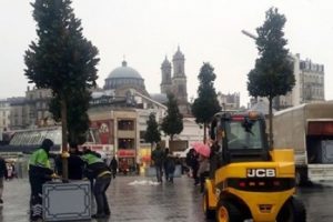 İstiklal Caddesi'ne saksı i&ccedil;erisinde ağa&ccedil; yerleştirildi