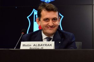 Beşiktaş o şarkıyı &ccedil;alan anons&ccedil;uyu işten &ccedil;ıkardı