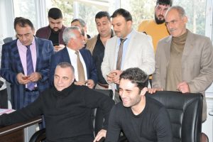 &Uuml;nl&uuml; oyuncular Fatma Avlar'ın sırasına karanfil bıraktı