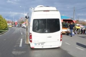 Korsan servisle &ouml;ğrenci taşırken alkoll&uuml; yakalandı!
