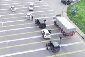 L&uuml;ks ara&ccedil; otoyoldan &ccedil;ıkar &ccedil;ıkmaz durduruldu