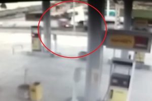 Tırla otomobil &ccedil;arpıştı: Feci kaza kamerada
