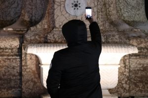 Taksim'de turistlerin kar selfiesi