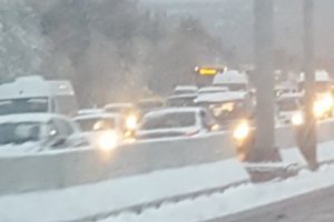 Bursa'da hafif kar yağışı trafiği tıkadı!