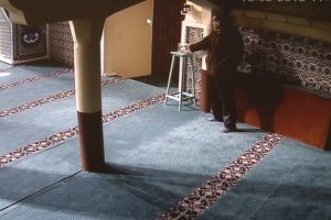 Bursa'da camideki sadaka kutusundan paraları b&ouml;yle &ccedil;aldı