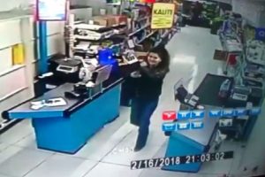 &Ccedil;ikolata &ccedil;aldı, g&uuml;lerek marketten &ccedil;ıktı