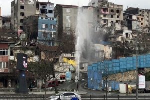 İsale borusundan y&uuml;kselen su evlerin boyunu ge&ccedil;ti