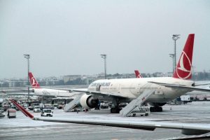 U&ccedil;aklar buzlanmaya karşı alkol ile yıkanıyor
