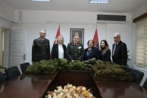 Bursa'da annelerden Mehmet&ccedil;iğe "sevgi ilmeği"