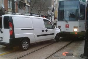 Bursa'da tramvaya &ccedil;arpan hafif ticari ara&ccedil;taki 1 kişi yaralandı