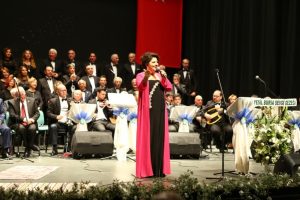 Bursa'da şarkıları "Kır &Ccedil;i&ccedil;ekleri" i&ccedil;in s&ouml;ylediler