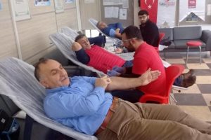 &Ouml;zel halk otob&uuml;s&uuml; &ccedil;alışanları Mehmet&ccedil;ik i&ccedil;in kan verdi