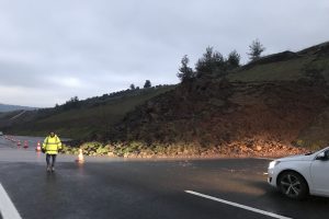 Bursa'da heyelan nedeniyle kapatılan yol a&ccedil;ıldı