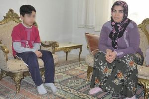 İlkokul &ouml;ğrencisine İstiklal Marşı dayağı
