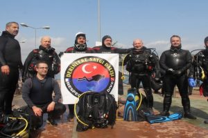 &Uuml;sk&uuml;dar Vapuru'nda hayatını kaybedenler i&ccedil;in &ccedil;elenk bıraktılar