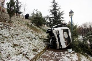 Kamyonet parka d&uuml;şt&uuml;: 2'si &ccedil;ocuk 3 yaralı