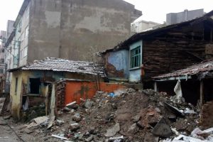 Bursa Osmangazi'de 4 metruk bina yıkıldı!