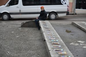 Yakılsın diye verilen kitapları satarak har&ccedil;lığını &ccedil;ıkartıyor