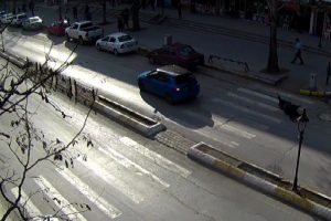 Geri geri manevra yapan otomobil 1 kişiye &ccedil;arptı