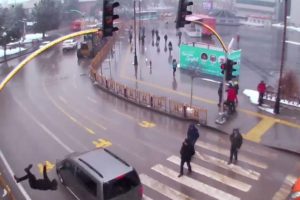 Kırmızı ışık ihlali yapan otomobilin &ccedil;arptığı gen&ccedil; havaya u&ccedil;tu