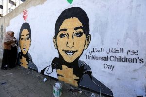 Yemenli sanat&ccedil;ı savaş kurbanlarını duvarlara resmediyor