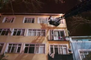 Yangında mahsur kalanları itfaiye kurtardı