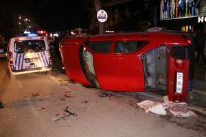 Takla atan otomobil polis aracına &ccedil;aparak durdu!