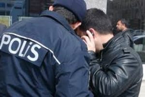 Her şık &uuml;niformalıyı polis zannetmeyin