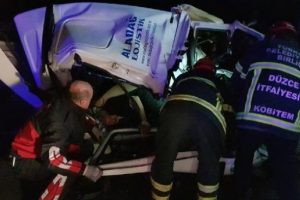 &Ouml;n&uuml;ndeki araca &ccedil;arpan TIR'ın kabini koptu!