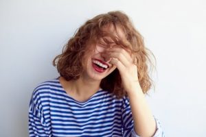 Olumsuzluklarla m&uuml;cadelede "g&uuml;lmek iyileştiriyor"