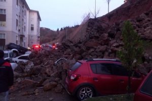 Trabzon'da istinat duvarı &ccedil;&ouml;kt&uuml;, ara&ccedil;lar altında kaldı