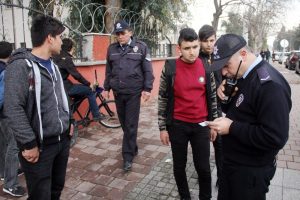 Okul kapısında bekleyene 259 lira para cezası kesildi