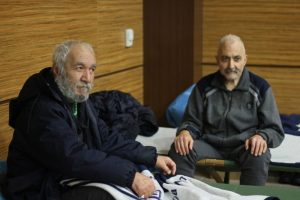 Amerika'da okudu, 5 dil biliyor, evsizlerle kalıyor