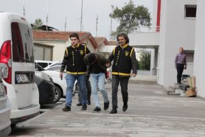 1 milyonluk vurgun yapan sahte polise su&ccedil;&uuml;st&uuml;