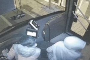 Otob&uuml;s ka&ccedil;ıran d&ouml;rt k&uuml;&ccedil;&uuml;k kafadar şehri karıştırdı!