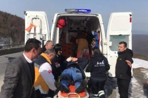 U&ccedil;uruma yuvarlanan otomobildeki anne ile oğlunu kurtardılar