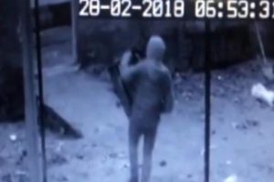 D&uuml;ğ&uuml;n salonunu defalarca soyan hırsızlar kamerada