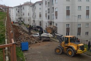 Trabzon'da &ccedil;&ouml;ken istinat duvarın altında kalan ara&ccedil;lar &ccedil;ıkartıldı