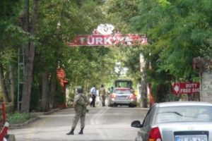 Yunan ordusu a&ccedil;ıkladı: Meri&ccedil;'te 2 Yunan askeri yakalandı