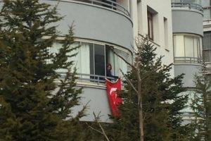 Kılı&ccedil;daroğlu'nun evinin penceresine T&uuml;rk Bayrağı asıldı