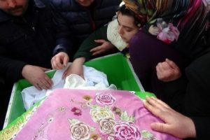 Bursa'da kızının &ouml;l&uuml;m&uuml;ne tanık oldu, baygınlık ge&ccedil;irdi