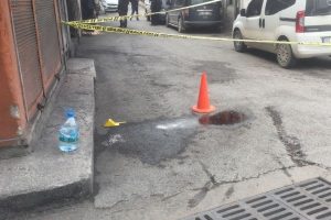 Kasaplar pompalı silahlarla &ccedil;atıştı, 1'i ağır 2 yaralı