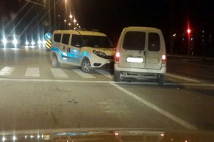 Ka&ccedil;arken polis otosuna &ccedil;arpan ş&uuml;pheliler yakalandı
