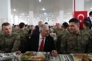 Başbakan Yıldırım askerlerle bir araya geldi