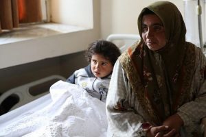 Ter&ouml;ristler &ccedil;ocukların bulunduğu araca saldırdı