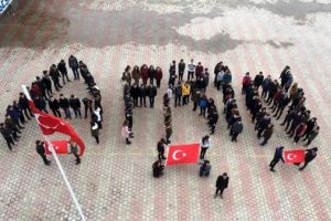 120 &ouml;ğrenci, bedenleriyle 'Afrin' yazıp, T&uuml;rk bayrağı a&ccedil;tı