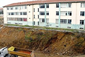 400 &ouml;ğrenci &ouml;l&uuml;m tehlikesiyle karşı karşıya!