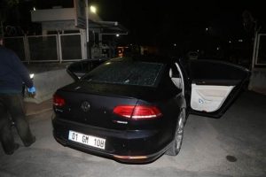 Direksiyon başında vuruldu, yaralı halde devam etti